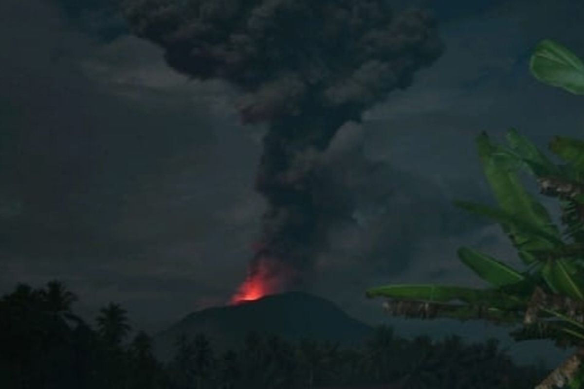 Gunung Ibu di Halmahera Barat Kembali Meletus, Tinggi Kolom Abu 3.000 Meter Disertai Lava Pijar