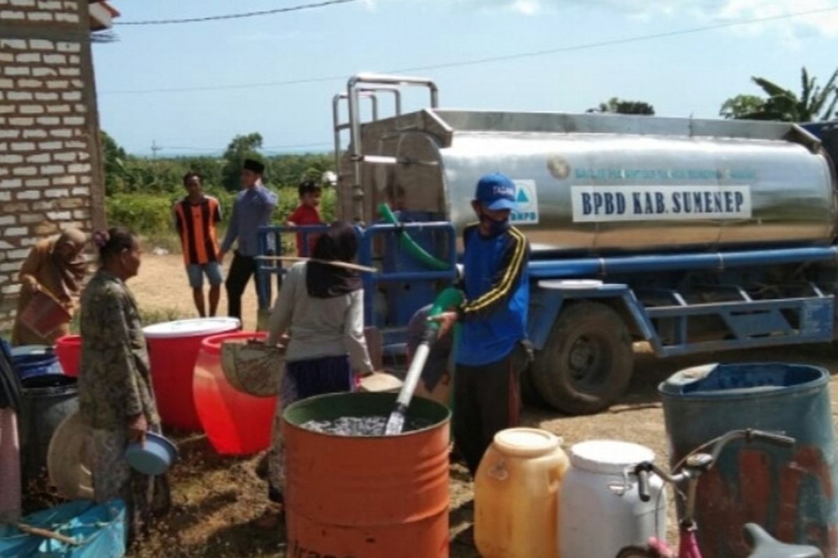 BPBD Kabupaten Sumenep saat menyalurkan air bersih pada musim kemarau tahun 2021 lalu. 