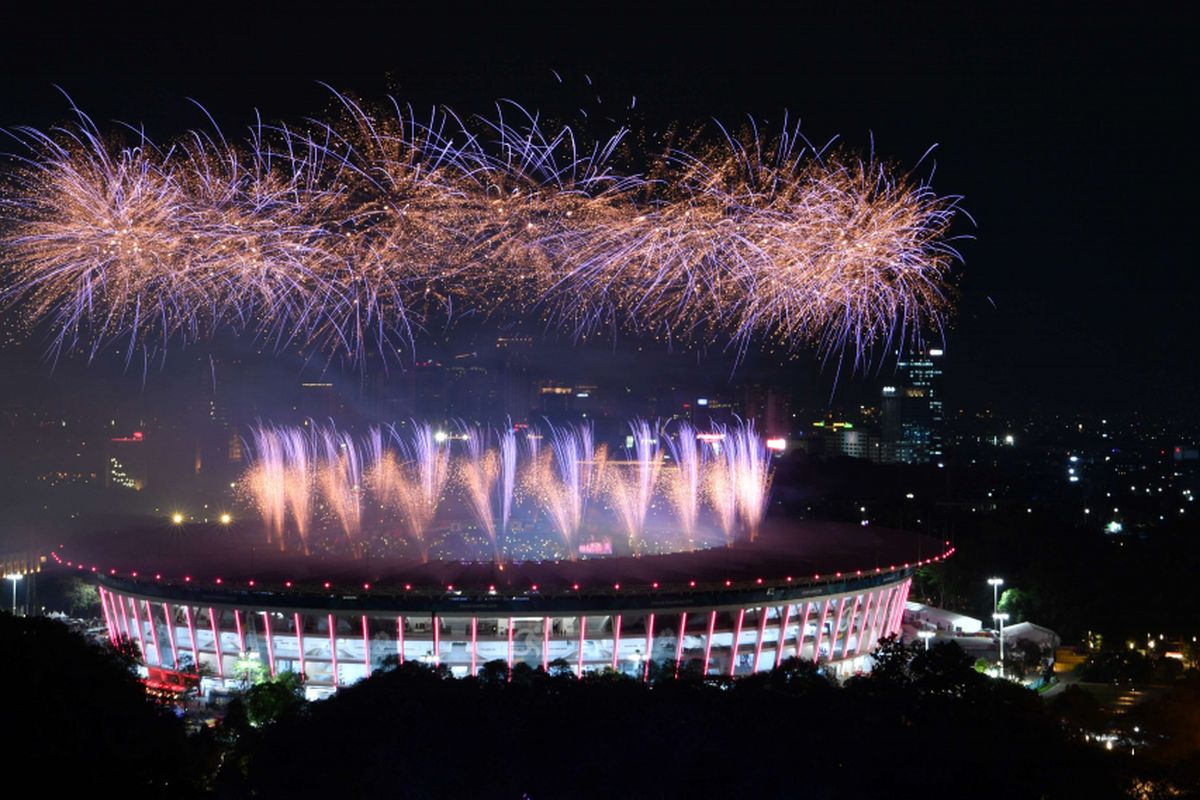 Pesta kembang api menyemarakkan Upacara Pembukaan Asian Games ke-18 Tahun 2018 di Stadion Utama Gelora Bung Karno, Senayan, Jakarta, Sabtu (18/8). INASGOC/Widodo S Jusuf/hp/18.