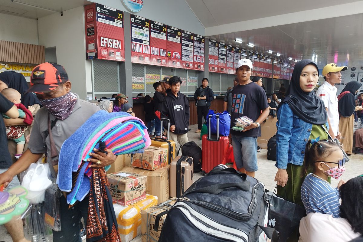 Suasana pemudik di Terminal Kalideres, Jakarta Barat, jelang bulan Ramadhan, Minggu (10/3/2024).