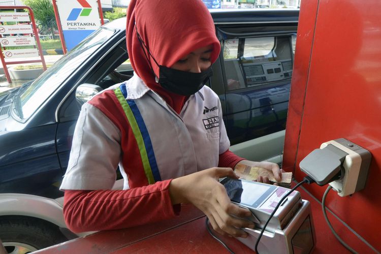 Petugas memasukkan data menggunakan kartu kendali (Fuel Card) bagi konsumen yang mengisi Bahan Bakar Minyak (BBM) solar bersubsidi di SPBU 24.351.126 Jalan Pangeran Antasari, Bandar Lampung, Lampung, Selasa (19/4/2022). Pertamina Patra Niaga Regional Sumbagsel mengerahkan 384 unit armada mobil tangki, 27 unit bridger avtur dan 174 unit skid tank untuk LPG serta 16 titik SPBU kantung dan 15 titik layanan motoris pada jalur mudik ditambah 11 SPBU Siaga Tol Trans - Sumatera dan empat SPBU Modular di sepanjang jalur Tol Bakauheni - Palembang.