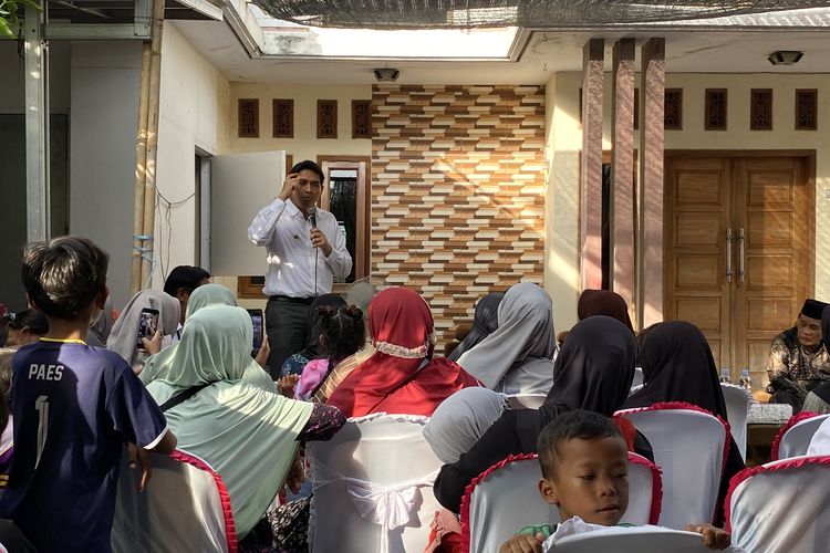 Bupati Indramayu, Lucky Hakim saat meninjau rumah-rumah warga yang selesai direnovasi dalam program Rutilahu di Desa Singajaya, Kecamatan/Kabupaten Indramayu, Rabu (29/10/2025)