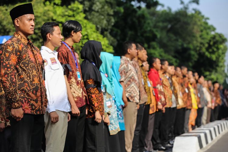 Suasana upacara peringatan Sumpah Pemuda di halaman gedung KPK, Kuningan, Jakarta. Senin (30/10/2017). Laode M Syarief berpesan dalam isi pidato adalah melanjutkan semangat kemerdekaan dengan tetap mempersatukan Indonesia, menghilangkan kemiskinan, dan memberantas korupsi.