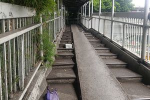 Pasien Lansia Tertatih dan Merintih di JPO Halte Kota Bambu Jakbar...
