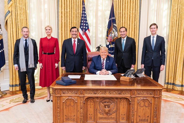 Menteri Koordinator Bidang Kemaritiman dan Investasi Luhut Binsar Pandjaitan diterima oleh Presiden Amerika Serikat Donald  Trump di White House Washington DC pada Hari Selasa (17/11/2020). Luhut datang bersama Duta Besar RI untuk Amerika Serikat Muhammad Lutfi  sebagai utusan khusus Presiden Joko Widodo.