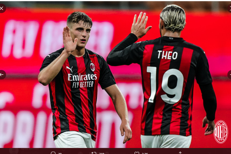 Pemain muda AC Milan, Lorenzo Colombo (kiri), merayakan gol ke gawang Bodoe/Glimt bersama rekan setimnya, Theo Hernandez (kanan), pada babak ketiga Kualifikasi Liga Europa, Jumat (25/9/2020) dini hari WIB.