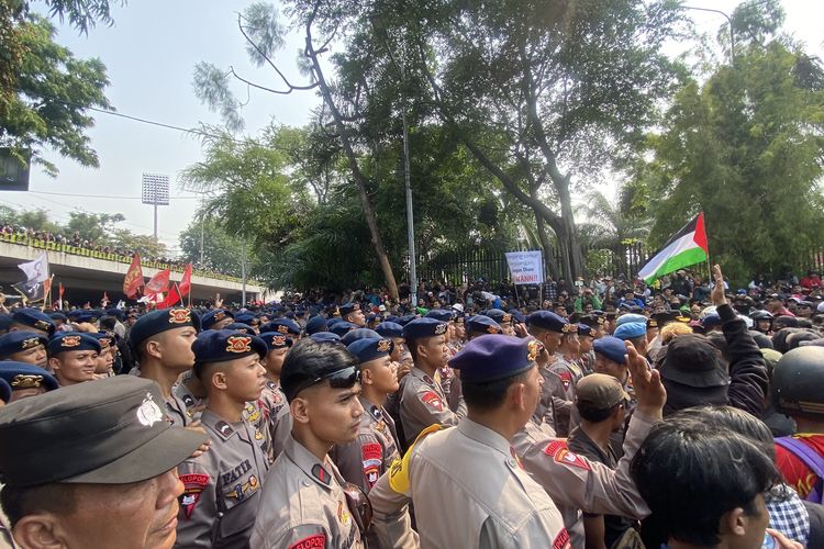 Mahasiswa Diadang Menuju DPR, Peserta Aksi Lainnya Susul Desak Polisi Buka Barikade