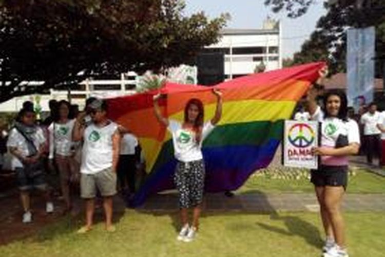 Komunitas LGBT Jakarta kibarkan bendera pelangi dalam acara peringatan Hari Perdamaian Internasional di Balai Kota DKI, Minggu (20/9/2015). 