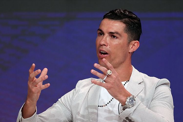 Cristiano Ronaldo terlihat mengenakan arloji Rolex senilai Rp 6,9 miliar.