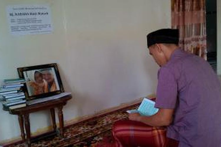 Mustakim, putra bungsu dari pasangan Arba'i Bin Abdullah dan Nabaha Binti Matseh, terlihat sedang membacakan doa untuk kedua orangnya yang dikabarkan sudah meninggal dunia dalam peristiwa yang terjadi di Mina beberapa waktu lalu. 