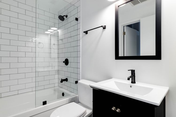Ilustrasi kamar mandi minimalis, kamar mandi kecil.