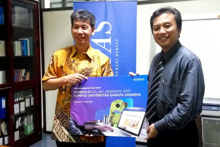 Direktur Bisnis PT Kompas Media Nusantara, Lukas Widjaja bersama Rektor Universitas Sanata Dharma (USD) Johanes Eka Priyatma usai penandatanganan kerja sama penyediaan layanan Kompas.id di ruang rapat Rektorat Lantai 2, Gedung Pusat Kampus 2 Universitas Sanata Dharma , Mrican, Sleman, Yogyakarta