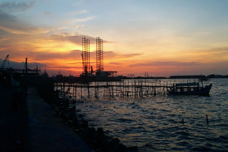 Ilustrasi pemandangan matahari terbenam di Pantai Marunda, Jakarta Utara.