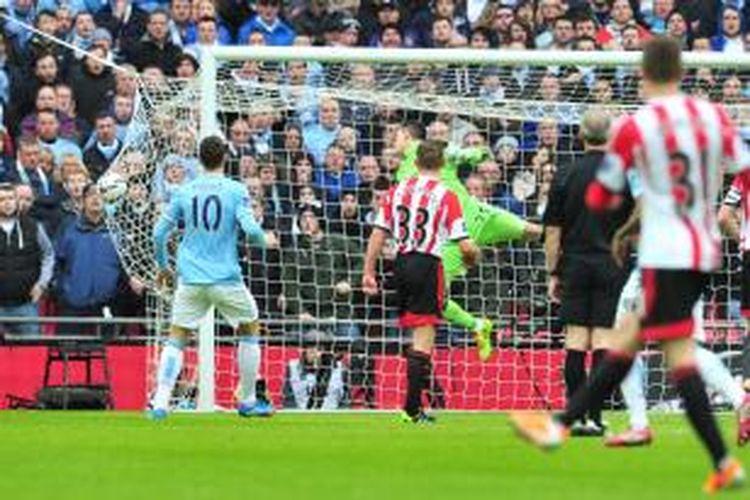 Bola hasil tendangan gelandang Manchester City Yaya Toure (tak tampak) masuk ke gawang Sunderland, pada pertandingan final Piala Liga Inggris, di Wembley, Minggu (2/3/3014).