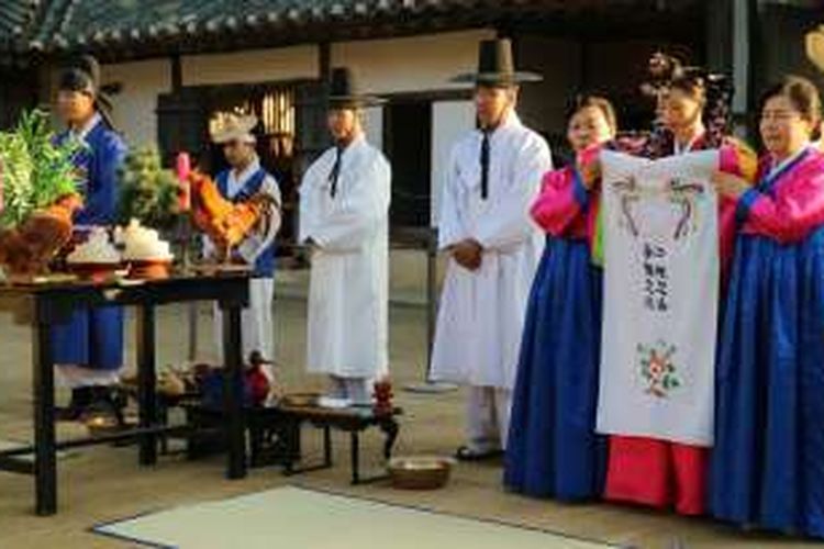 Atraksi upacara pernikahan tradisional di Korean Folk Village.