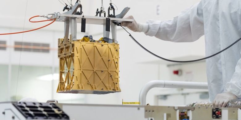 MOXIE, alat ekstraksi oksigen NASA yang digunakan di planet Mars. Perangkat eksperimental ini dibawa Perseverance dalam misi ke Mars.