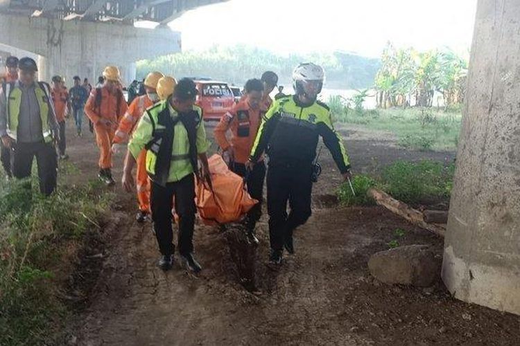 Tim SAR gabungan membawa jenazah seorang pria yang jatuh dari jembatan Cimanuk setinggi 15 meter, di ruas Tol Cipali KM 161, Kabupaten Majalengka, Senin (10/6/2019) 


