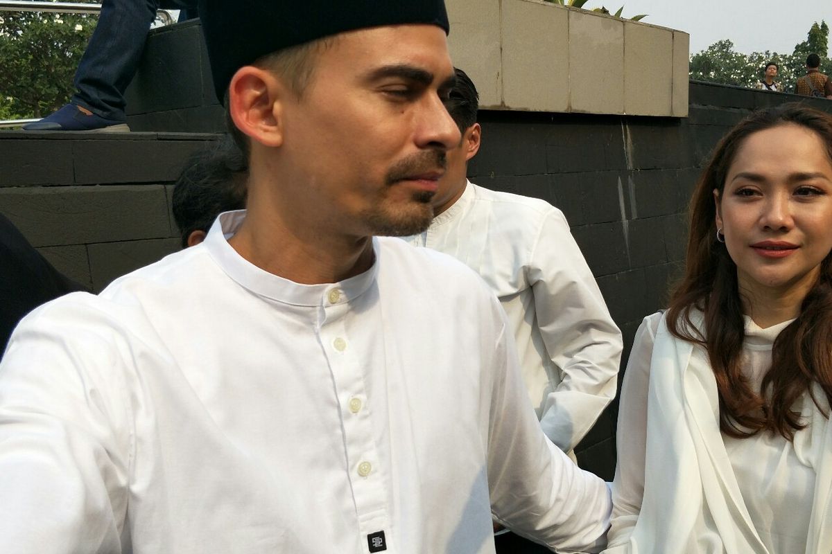 Ashraf Sinclair dan Bunga Citra Lestari dalam prosesi pemakaman BJ Habibie di Taman Makam Pahlawan Kalibata, Jakarta Selatan, Kamis (12/9/2019).