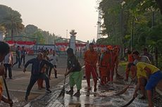 Pemkot Jakpus Bersih-bersih Lingkar Luar Monas Jelang Kirab Bendera Merah Putih Besok