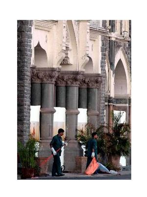 Pekerja , Rabu (3/12/2008), membersihkan puing di depan Hotel Taj Mahal, Mumbai, India, yang menjadi sasaran teroris (atas). Senator AS John McCain, Selasa, berbincang dengan Perdana Menteri India Manmohan Singh di New Delhi, membahas teror di Mumbai (tengah). Mahasiswi, Rabu, menggelar spanduk dalam aksi mengenang para korban Mumbai di Bangalore, India selatan (bawah).