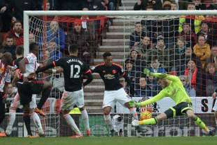 Penjaga gawang Manchester United, David De Gea (hijau), gagal mengantisipasi bola tandukan bek Sunderland, Lamina Kone, pada lanjutan Premier League di Stadium of Light, Sabtu (13/2/2016).