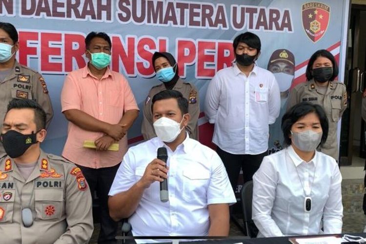 Plt. Kasatreskrim Polrestabes Medan, Kompol Raffles Langgak Putra Marpaung memaparkan kasus penganiayaan terhadap seorang anggota polisi yang bertugas di Polsek Medan Timur serta perusakan rumah, mobil dan sepeda motor oleh sekelompok orang pada Jumat (22/10/2021) di Perumahan Kalpataru Indah diungkap di Polrestabes Medan pada Senin (1/11/2021) sore. Polisi sudah mengantongi nama-nama para pelaku.