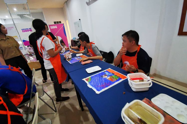 Beberapa orang sedang melukis. Art therapy menjadi salah satu kegiatan di House of Hope.
