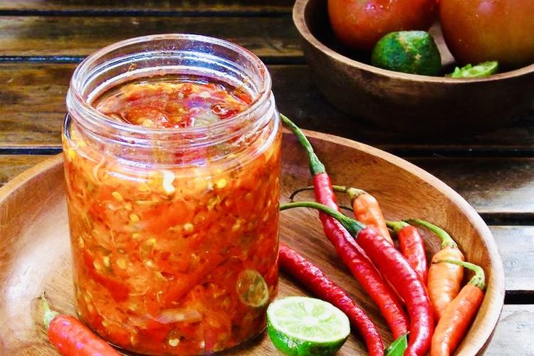 Ilustrasi sambal disimpan dalam stoples