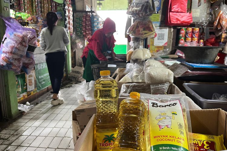 Harga Minyak Goreng Meroket, Warga Beralih Cari yang Murah Tanpa Merek
