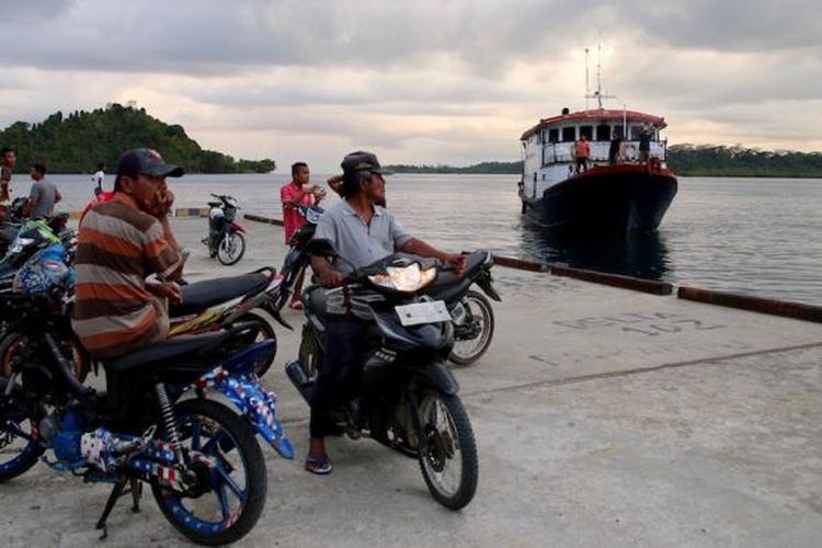 Suasana di Dermaga Pelabuhan Sikakap, Senin (7/3) sore. Kawasan ini akan menjadi salah satu lokasi pengamatan Gerhana Matahari di Kepulauan Pagai, Kabupaten Kepulauan Mentawai, Sumatera Barat. 