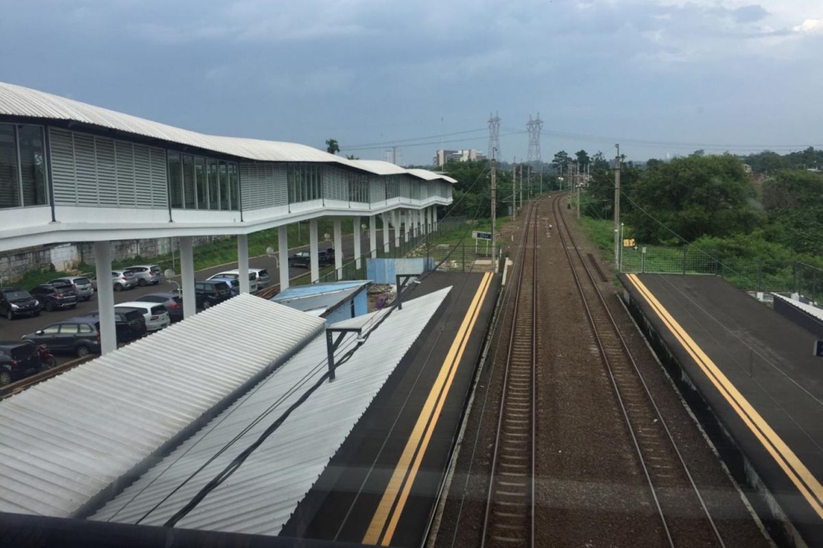 Stasiun Cisauk di Tangerang, Banten kini memiliki wajah baru. Fasilitas di stasiun yang akan diresmikan pada 1 Februari itu memiliki sejumlah fasilitas penunjang  seperti eskalator dan lift. Terdapat juga toilet untuk difabel serta umum dengan kondisi yang bersih. Skywalk sepanjang 450 meter juga dibangun untuk menghubungkan langsung Stasiun Cisauk dan Terminal Intermoda BSD, Rabu (30/1/2019).