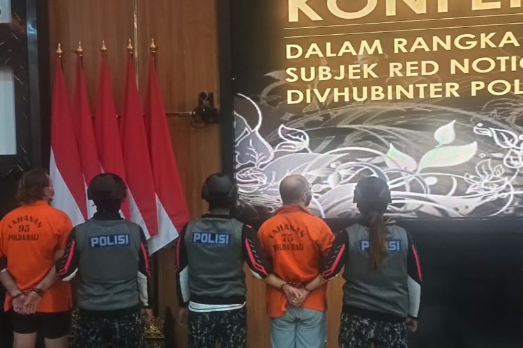 Dua WNA buronan Interpol yang ditangkap NCB Interpol Indonesia saat dihadirkan dalam konferensi pers di Polda Bali pada Selasa (13/12/2022). Kompas.com/ Yohanes Valdi Seriang Ginta