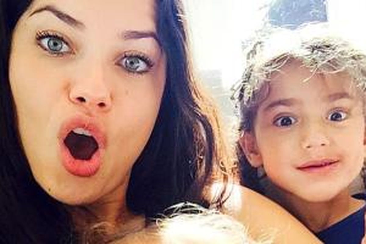 Adriana Lima dan salah satu putrinya dalam sebuah foto yang diunggah ke Instagram. 