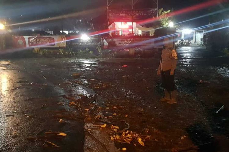 Situasi jalan pasca terjadi banjir di Kawasan Puncak, Bogor Jawa Barat, Senin (21/9/2020).