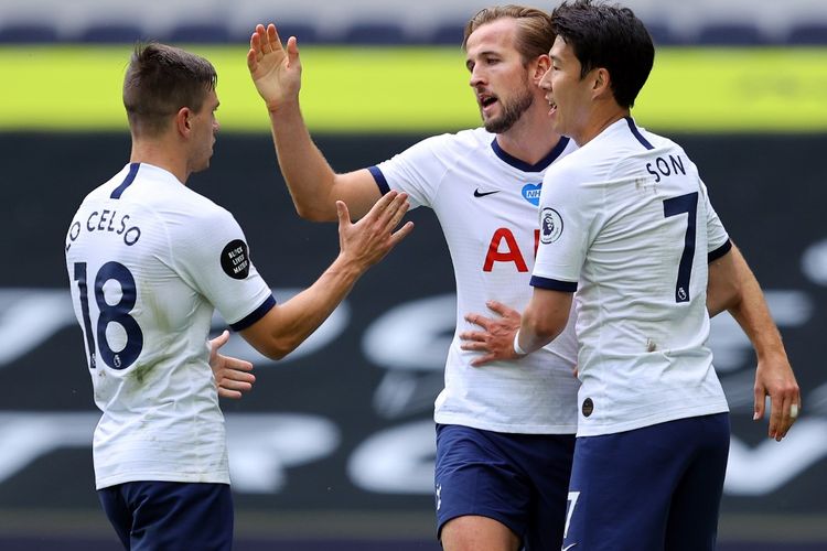 Harry Kane (tengah) seusai mencetak gol pada pertandingan Tottenham vs Leicester di Stadion Tottenham Hotspur, Minggu (19/7/2020) malam WIB.