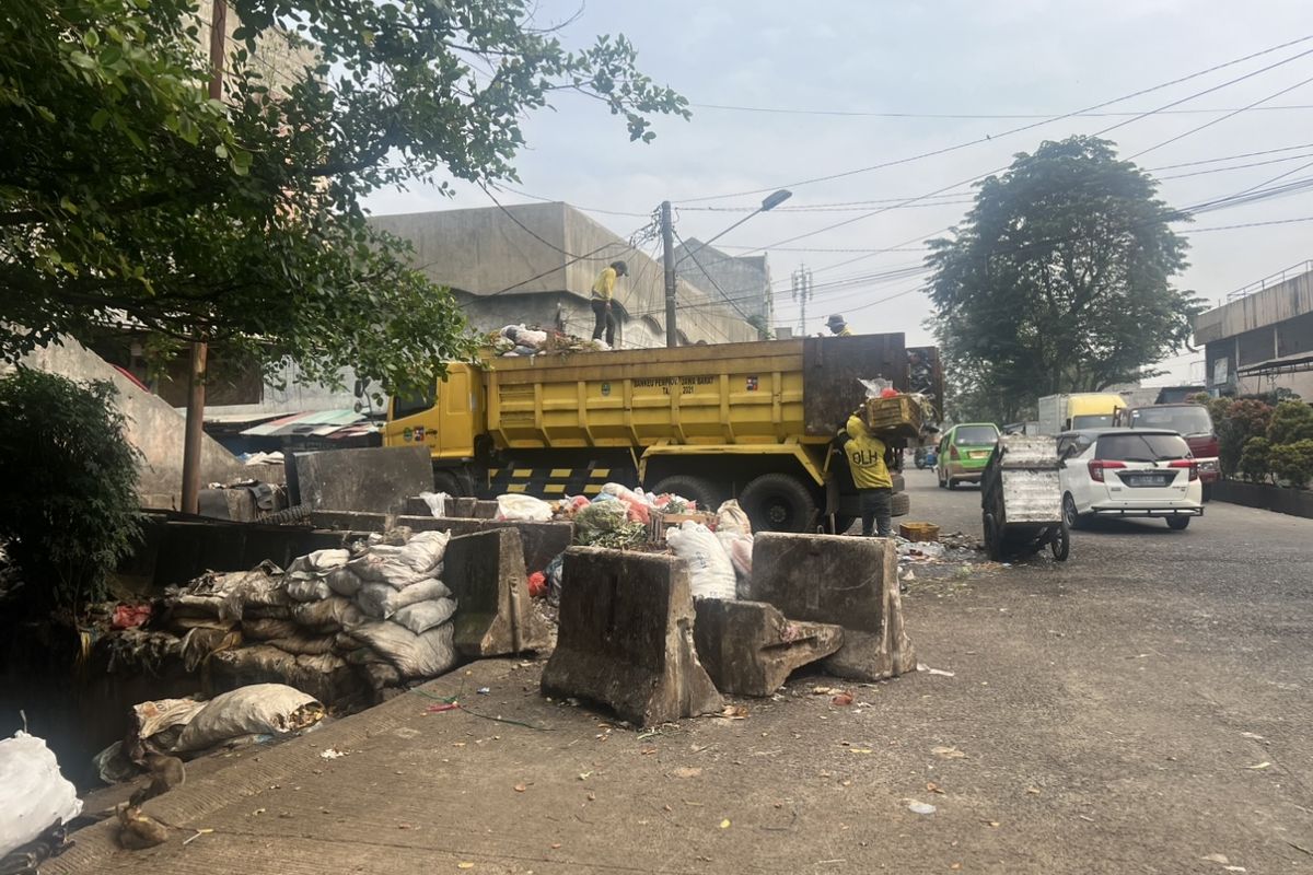 Petugas Dinas Lingkungan Hidup (DLH) Kota Bogor mengangkut sampah di tempat penampungan sementara (TPS) Pasar Merdeka, Kota Bogor, Selasa (18/6/2024). 