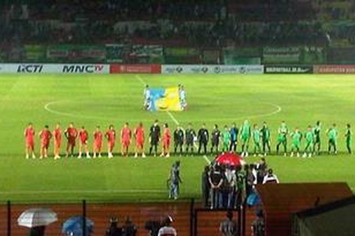 Setelah ditunda satu jam lebih, pertandingan antara Persebaya melawan Persja akhirnua digelar di Bantul, Senin (16/1/2012). Polisi keberatan dengan ulah bonek yang sebelumnya sudah bikin resah.