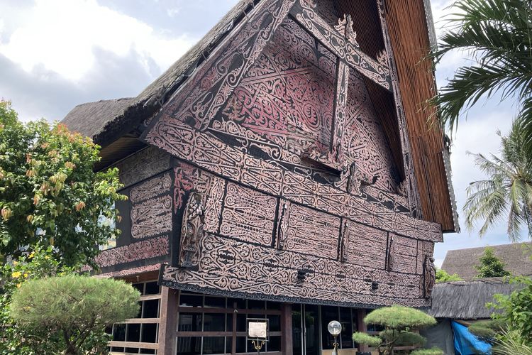 Rumah adat Batak Toba di Anjungan Sumatera Utara, Taman Mini Indonesia Indah, Jakarta, Senin (13/9/2021).