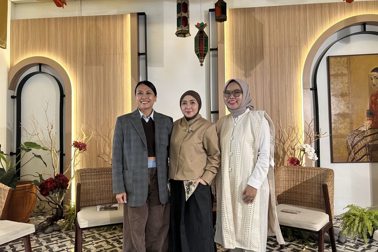 (Kiri ke kanan) Kepala Pemasaran, Promosi, dan Kegiatan Grup Sarinah Elsa Dewi, CEO Scarf Media Indonesia Temi Sumarlin, dan Desainer Dama Kara Nurdini Prihastiti di Press Conference Modest Luxe di Sarinah Thamrin, Jakarta Pusat, Selasa (24/2/2026).