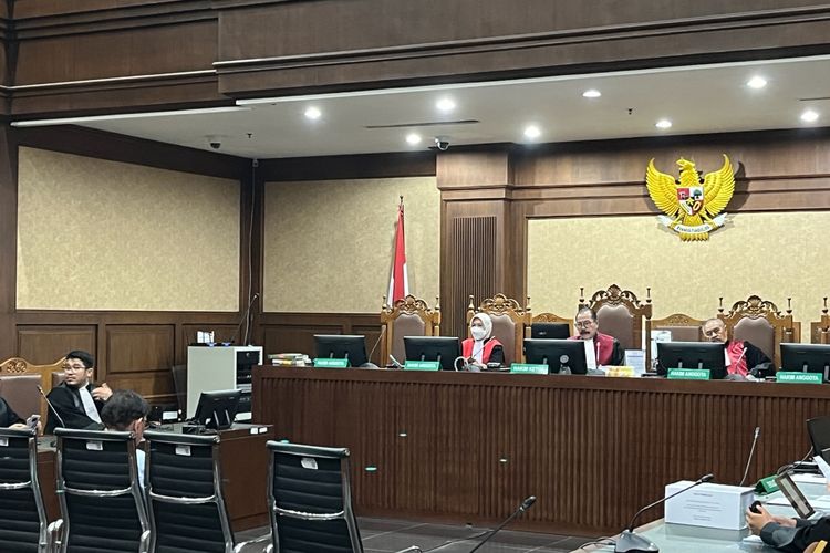 Mantan Menteri Komunikasi dan Informatika (Menkominfo) Johnny G Plate membacakan nota pembelaan atau pleidoi dalam sidang di Pengadilan Tipikor Jakarta, Rabu (1/11/2023).