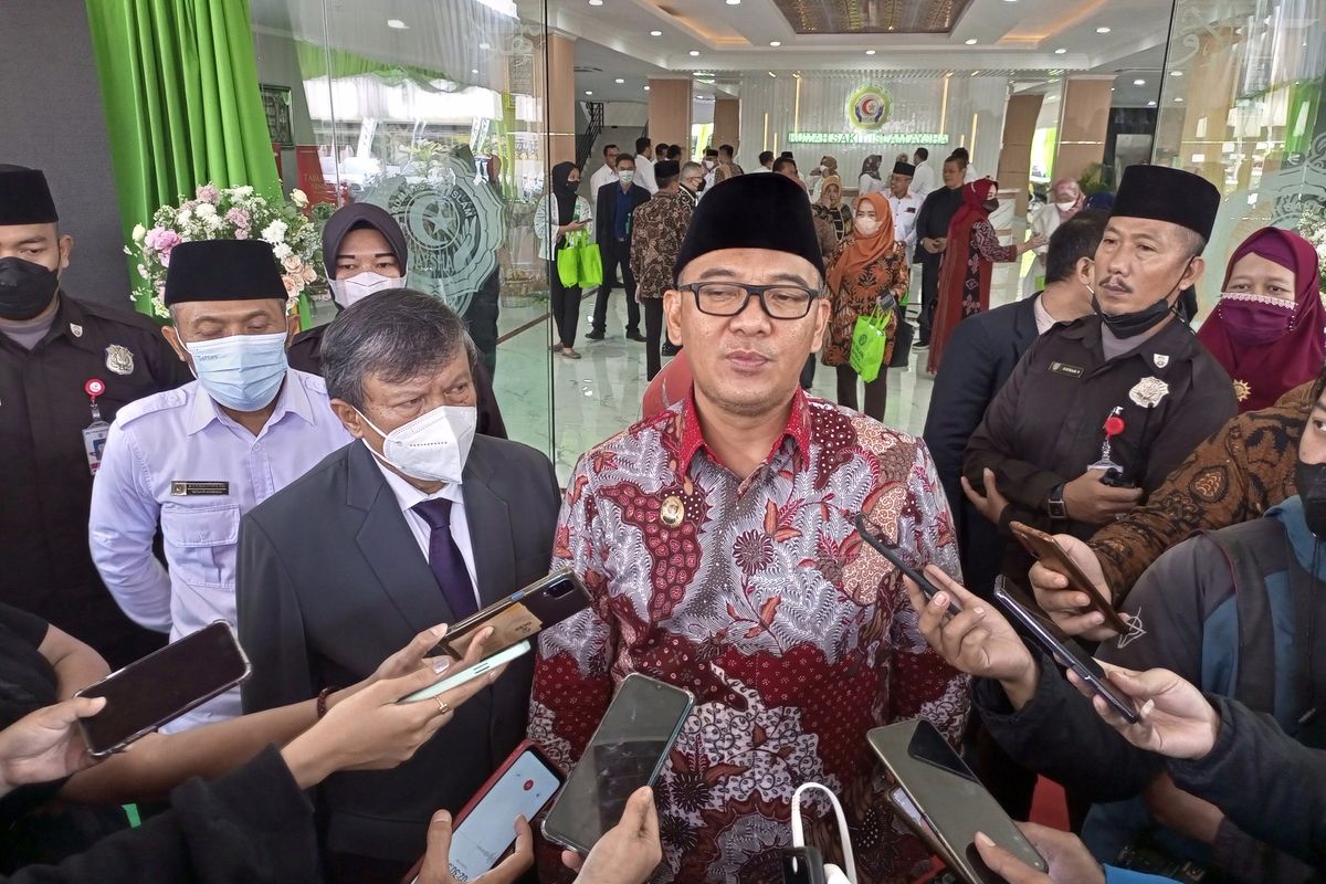 Plt Bupati Bogor Iwan Setiawan saat diwawancarai di Cibinong, Kabupaten Bogor, Jawa Barat.