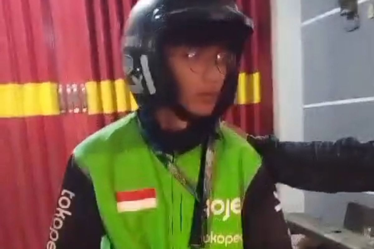 Tangkapan layar video amatir menunjukkan korban aksi begal di tepi Jalan Raya Bandulan, Kelurahan Bandulan, Kecamatan Sukun, Kota Malang, Jawa Timur.
