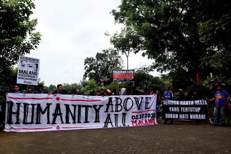 Ribuan suporter Arema FC, Aremania melakukan aksi menuntut penegakan hukum yang adil terkait Tragedi Kanjuruhan yang menelan 135 korban meninggal di Kota Malang, Kamis (27/10/2022) siang.