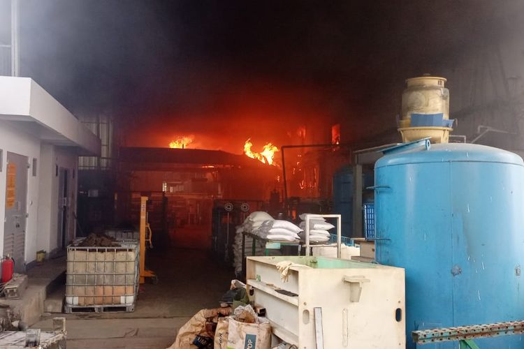 Kebakaran yang terjadi di salah satu pabrik di Industri Jababeka Cikarang, Kabupaten Bekasi, pada Senin (16/5/2022). Diketahui Dinas Damkar bahkan harus menerjunkan 16 unit mobil pemadam untuk proses penjinakkan api.
