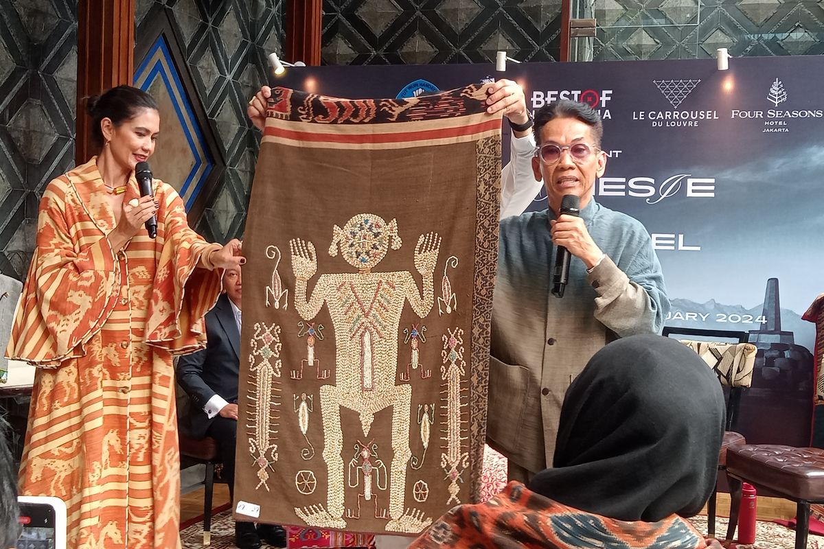 Desainer Edward Hutabarat bakal menampilkan keindahan tenun Indonesia dalam sebuah pameran di Carrousel du Louvre, Paris.