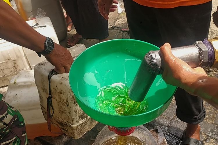 Pendistribusian minyak goreng curah di Pasar Bulu Semarang, Kamis (8/4/2022)