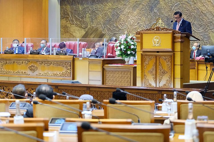 Menteri Hukum dan HAM Yasonna H Laoly membacakan pandangan akhir pemerintah tentang RUU HPP di hadapan sidang paripurna DPR