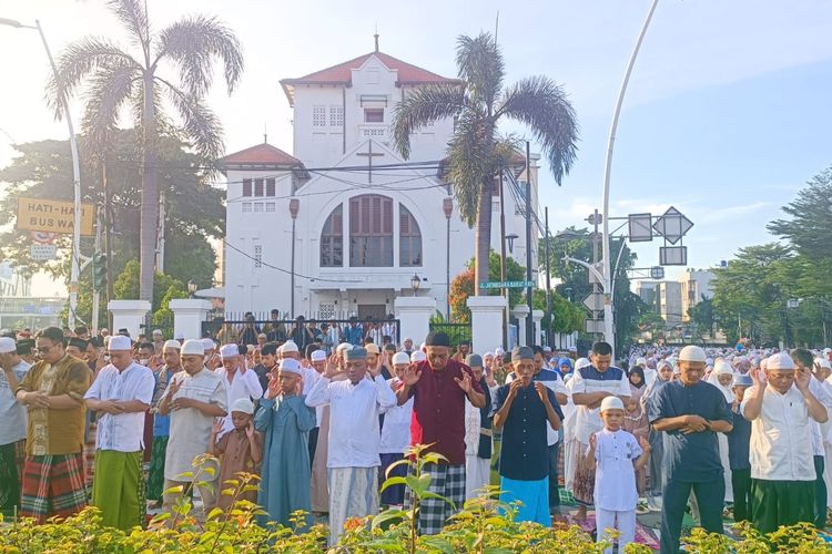 Kegiatan shalat Ied di depan GPIB Koinonia, Jatinegara, Jakarta Timur, Rabu (10/4/2024).