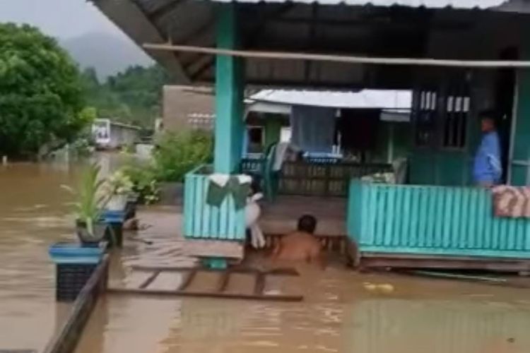 Banjir di Sumbawa Barat masih belum surut Selasa (14/2/2023)