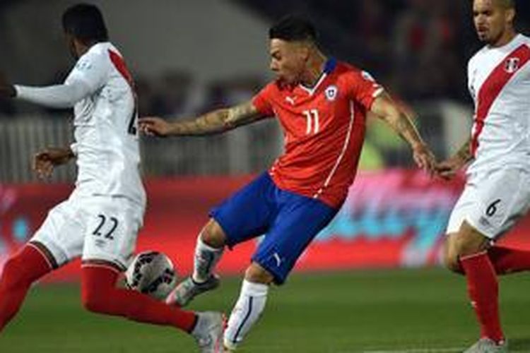 Eduardo Vargas memborong dua gol kemenangan Cile atas Peru di semifinal Copa America 2015, Senin (29/6/2015). 